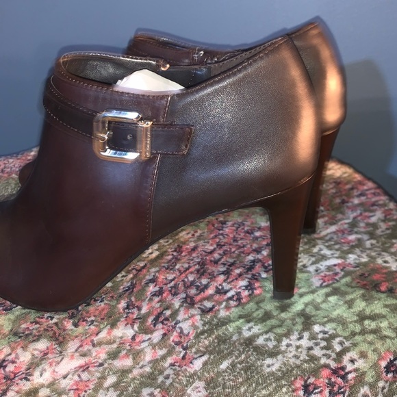 Antonio Melani Size 9.5 Chocolate Booties - Picture 8 of 16